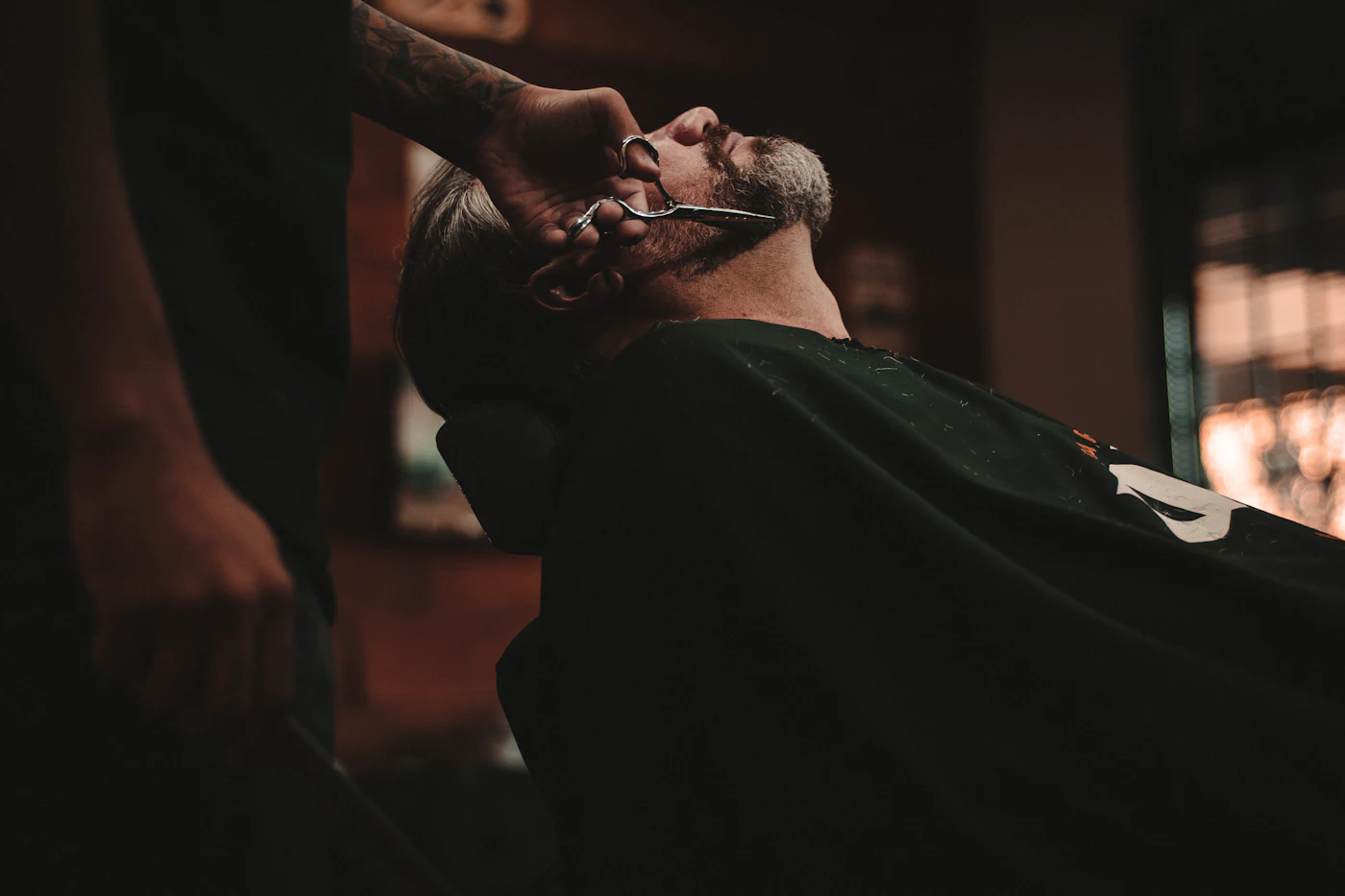 Barbero atendiendo a un cliente